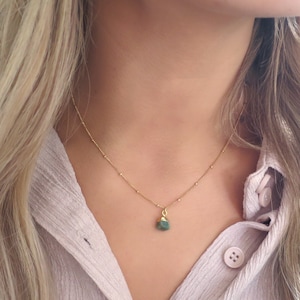 Collar de esmeralda cruda, Collar de oro de esmeralda delicada, Colgante de esmeralda en bruto, Joyería de esmeralda de oro, Collar de piedra de nacimiento de mayo, Esmeralda de Dainty