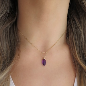 Kleiner Amethyst Anhänger, Zierliche Amethyst Halskette, Schlichter Amethyst Schmuck, Amethyst Tropfen Halskette, Februar Geburtsstein Geschenk für Sie