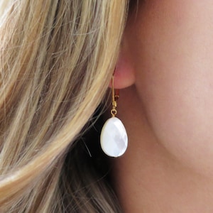 Weiße Muschel Ohrringe, weiße Perlmutt Ohrringe, Hochzeit Ohrringe, Strand Ohrringe, Geschenk für sie, Teardrop Ohrringe, baumeln Ohrringe