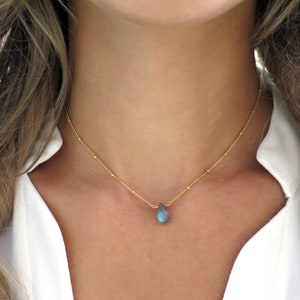 Sierlijke labradoriet ketting, gouden labradoriet druppel, kleine labradoriet hanger, labradoriet hanger, kleine labradoriet, goldfill sieraden