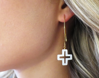 Pendientes de cruz, pendientes de oro largo, pendientes geométricos, pendientes colgantes, pendientes madre de perlas, pendientes blancos, regalo para ella