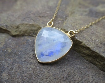 Colgante delicado de piedra lunar, collar de piedra lunar arco iris, triángulo de piedra lunar, conector de piedra lunar, piedra lunar delicada, piedra lunar enmarcada en oro
