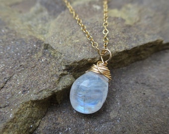 Collar pequeño de piedra lunar, colgante de piedra lunar, piedra lunar arcoíris, piedra lunar delicada, piedra lunar fina, piedra lunar dorada, chapado en oro de 14k