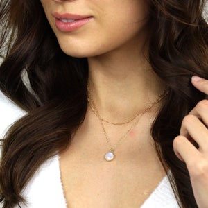 Collar de piedra lunar en capas, colgante de piedra lunar de oro, joyería de piedra de luna arco iris, piedra lunar de destello azul, piedra de luna delicada, piedra de luna simple