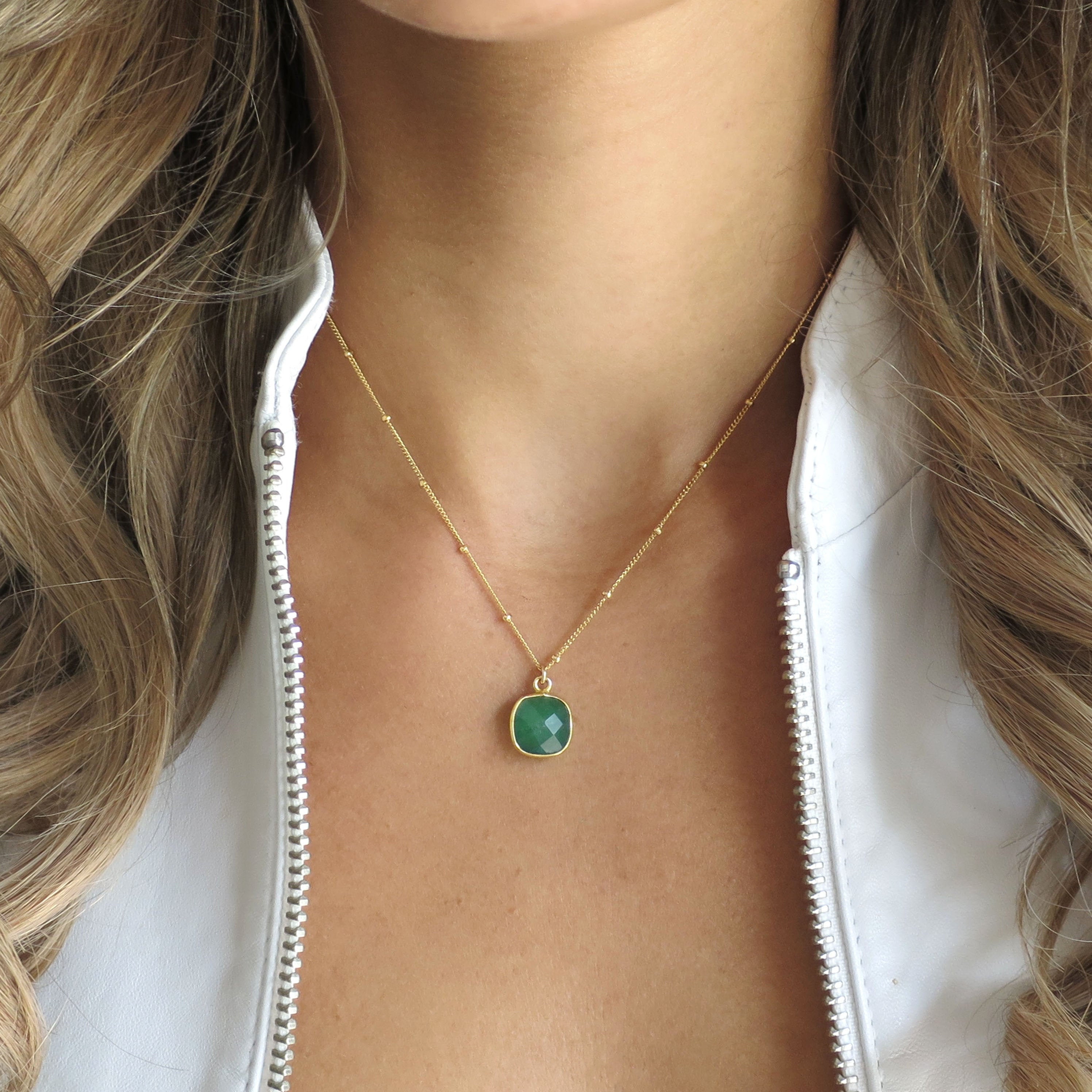 18KT Gold Emerald Stone Necklace - Elegant and Luxurious