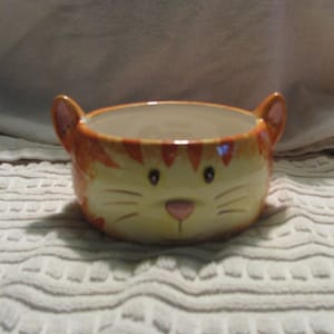 Boston Lager sitzen ziemlich &quot;Miau&quot; Katzenfutter Schale. Künstler Dan Morris.