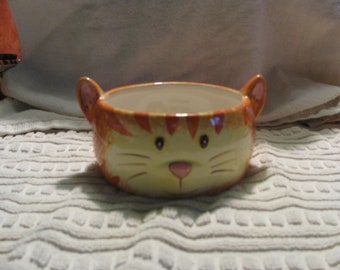 Boston Warehouse Sitting Pretty "Meow" Cat Food dish. Artist Dan Morris.