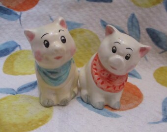 Adorable 1940's pig salt and pepper shakers