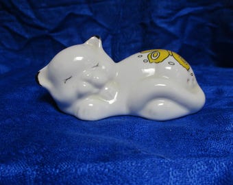 Vintage ceramic sleeping cat pomander with yellow butterflies  RARE white and yellow pot pourri holder