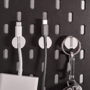 Little Grip 2 - Minimalist Cable and Keyring Holder for IKEA SKADIS Pegboard