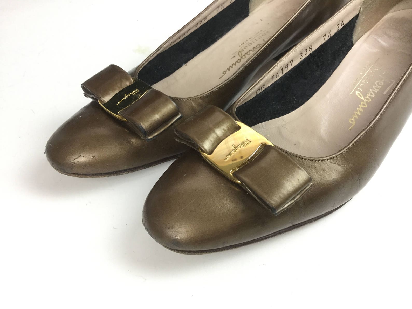 size ferragamo 7.5 shoes pewter gold bronze metallic bow vara vintage 7 low heel pump ballet flat designer