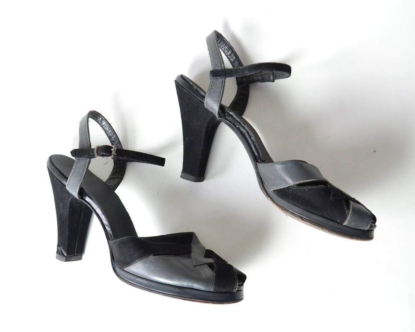 Vintage 1940s Shoes 40s Black and Grey Suede Heels Pumps | Etsy