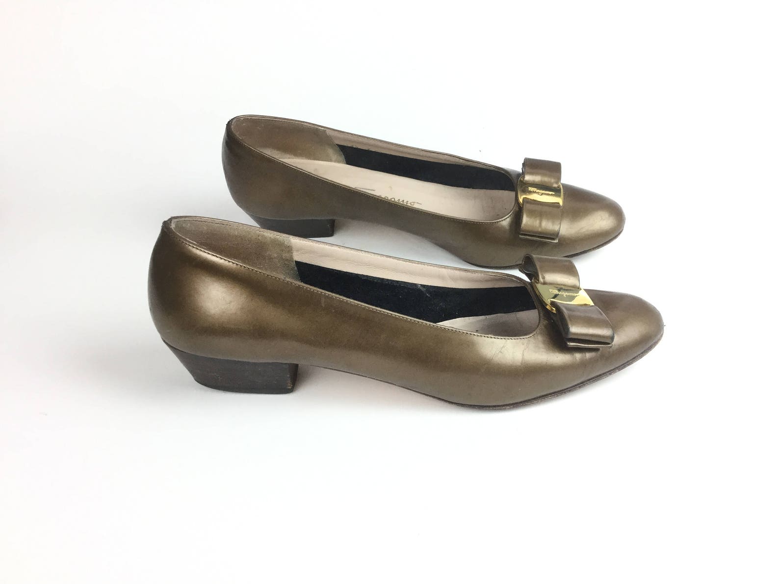 size ferragamo 7.5 shoes pewter gold bronze metallic bow vara vintage 7 low heel pump ballet flat designer