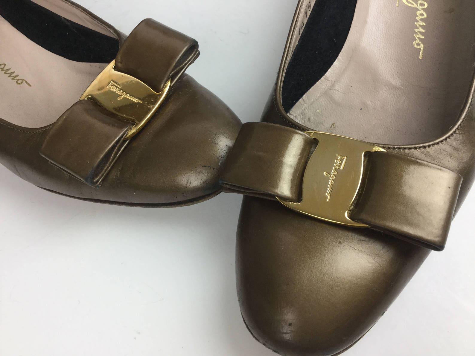 size ferragamo 7.5 shoes pewter gold bronze metallic bow vara vintage 7 low heel pump ballet flat designer