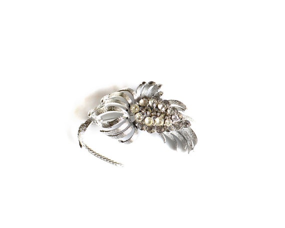 Beautiful Vintage Rhinestone AM15 Silver tone Modern Brooch