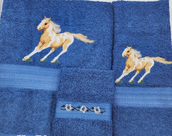 Ensemble de 3 serviettes brodées chevaux peints - serviette de bain ou drap de bain, essuie-mains et gant de toilette - couleur de la serviette au choix