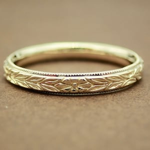 Hand Engraved 14k Yellow Gold Wedding Ring: Antique Floral Laurel Band