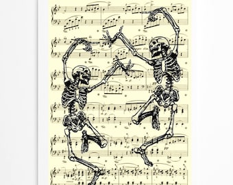 Puede incluir: Dos esqueletos bailando sobre un fondo de partitura musical vintage. Los esqueletos están vestidos de blanco y negro y están en una pose juguetona. La partitura musical está amarillenta y tiene notas musicales negras.
