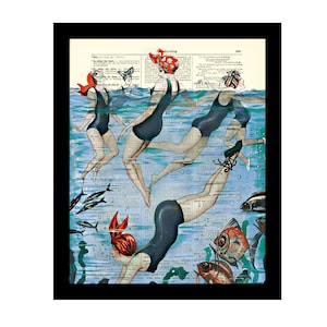 Könnte beinhalten: Fünf Frauen in Vintage-Badeanzügen tauchen in ein blaues Wasserbecken. Der Hintergrund ist eine Zeitungsseite mit Text. Die Frauen tragen rot-weiß-blaue Badehauben. Es schwimmen Fische im Wasser.