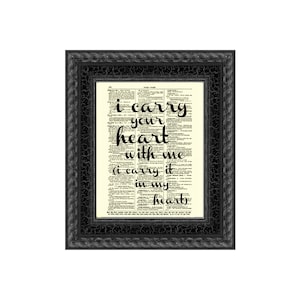 1897年製アンティーク辞書のページに印刷された「I Carry Your Heart With Me」の名言、E.E.カミングスのソネット、コテージコアの壁飾り、詩愛好家へのギフト