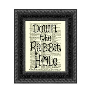 Down The Rabbit Hole Alice in Wonderland Art Print op een upcycled 1897 woordenboekpagina Mad Hatter Tea Party wanddecoratie boekkunst