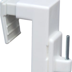 Peut inclure: Un support de tringle à rideau en plastique blanc de forme rectangulaire. Le support a une ouverture en forme de U et une goupille métallique qui s'étend de la base. Le support est conçu pour maintenir une tringle à rideau.