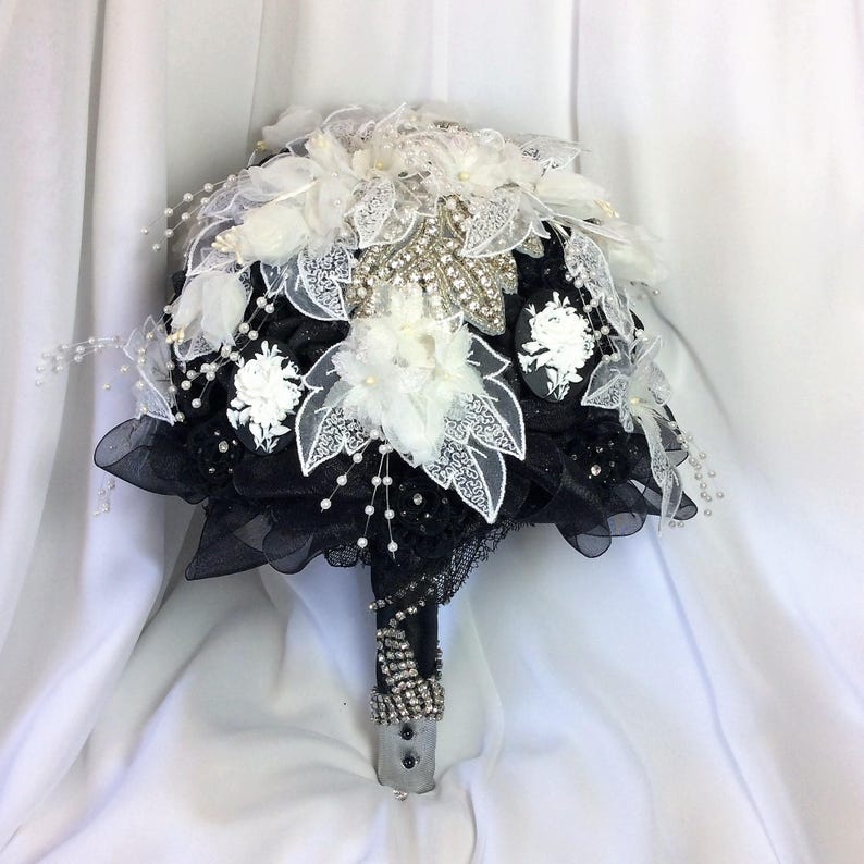 White and Black Bouquet Bridal Flower Bouquet Black Wedding Bouquet Rhinestone Bouquet Jewelry Bouquet Gothic Bridal Bouquet Wedding Flowers