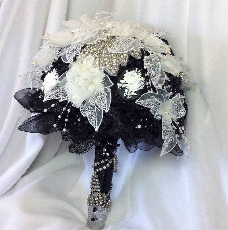 White and Black Bouquet Bridal Flower Bouquet Black Wedding Bouquet Rhinestone Bouquet Jewelry Bouquet Gothic Bridal Bouquet Wedding Flowers