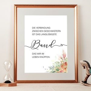 Könnte beinhalten: Ein gerahmter Druck mit weißem Hintergrund und schwarzem Text, der "Die Verbindung zwischen Geschwistern ist das langlebigste Band das wir im Leben knüpfen." lautet. Der Text ist von einem Aquarell-Blumenmuster mit rosa, orangefarbenen und grünen Blumen umgeben.