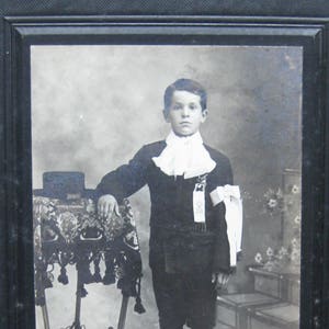 Tarjeta de Gabinete Antiguo con Foto de Comunión de Niño, Impresión en Gelatina Plateada