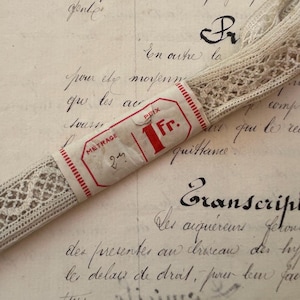 Deux mètres de bordure en dentelle française vintage avec emballage d&#39;origine