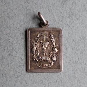 Antiek, 800 zilveren, Franse, eerste communie medaille met gravure op keerzijde