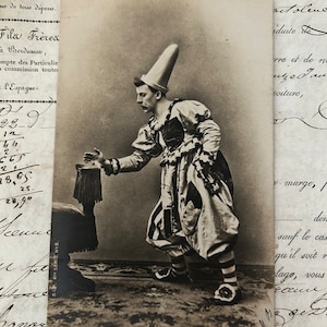 Antigo, cartão postal com foto do palhaço inglês Footit se apresentando com o Le Nouveau Cirque de Paris, da Société Industrielle de Photographie
