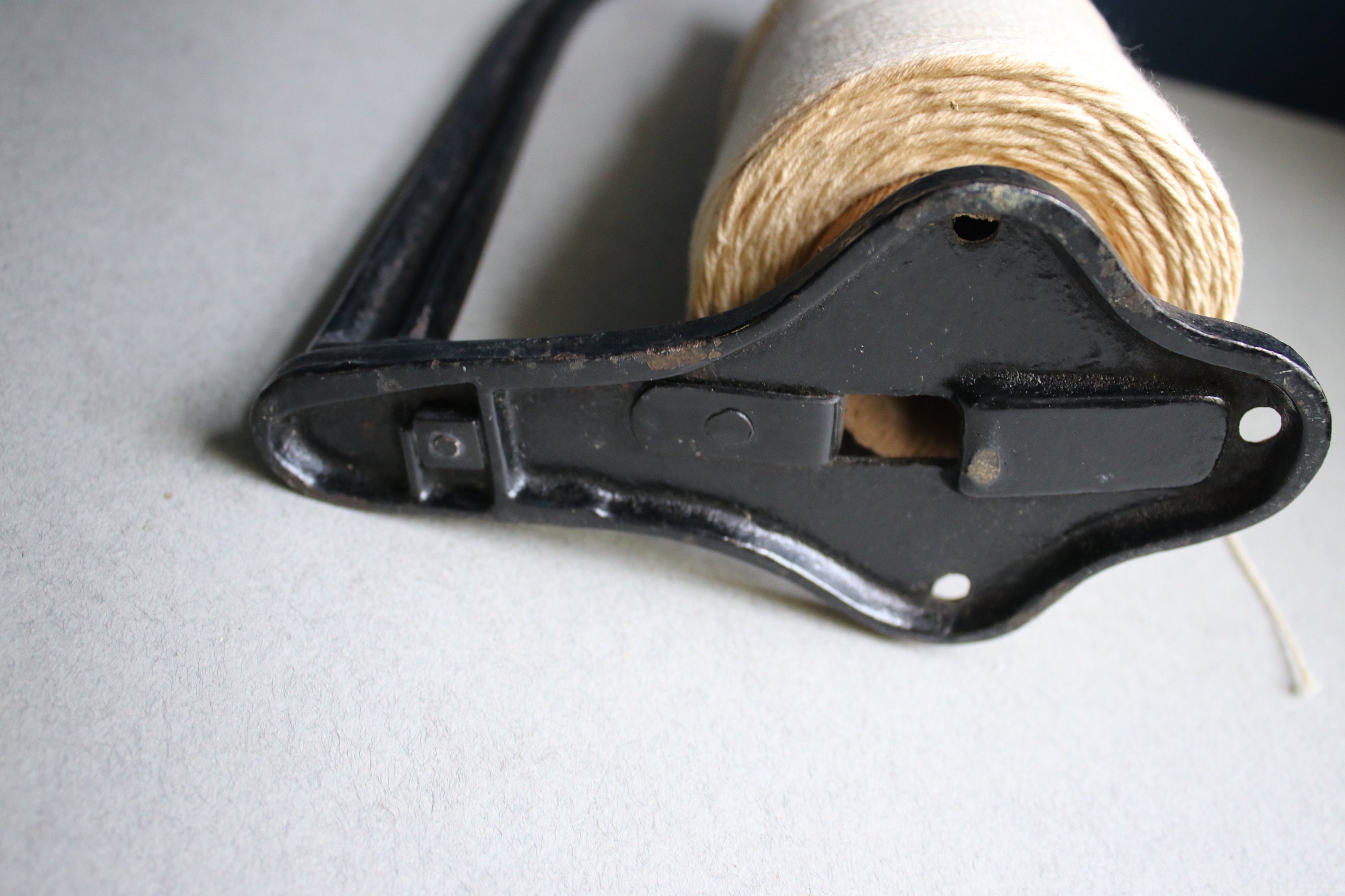 cast-iron-string-holder