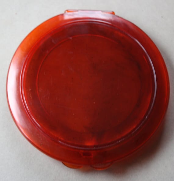 Flapjack Lucite Compact, Circa 1940s