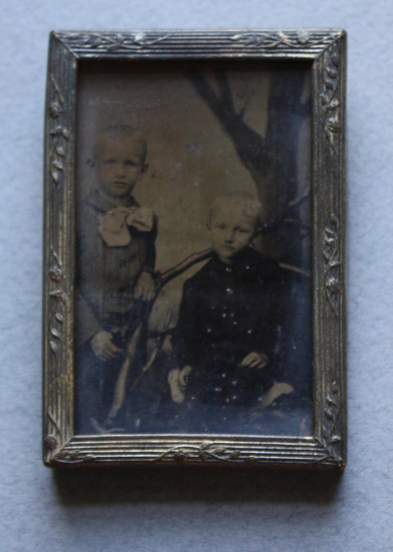 Tintype photo of three children, late 1800s Tintype photo of three children, late 1800s