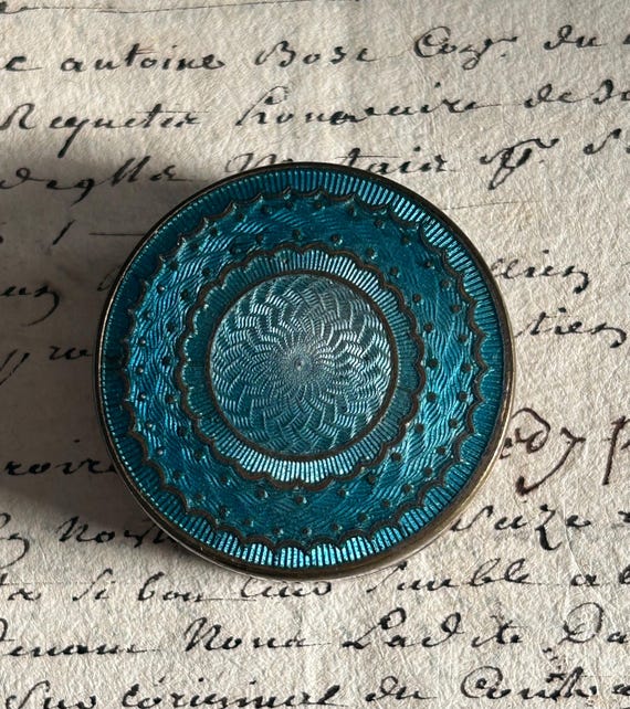 Vintage powder compact by - Gem Vintage powder compact by - Gem