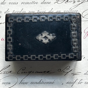 Caja de rapé francesa de papel maché con diseño de metal incrustado, época de Napoleón III