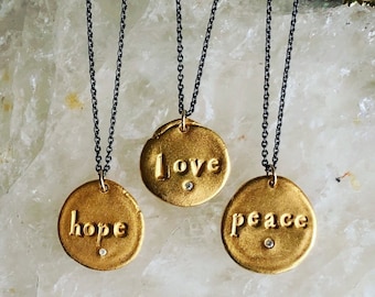 Collar de encanto de palabra personalizado en plata u oro, cualquier colgante de palabra, nombre, esperanza, amor, fe, calma, XOXO, regalo de amistad, regalo de novia