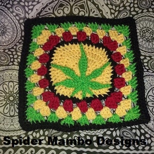 Puede incluir: Un cuadrado tejido a crochet con una hoja de marihuana verde en el centro, rodeado de círculos rojos y amarillos. El cuadrado tiene un borde negro.