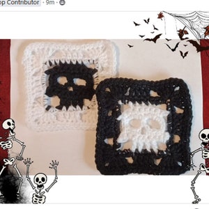 Op de afbeelding: Twee gehaakte vierkanten met een schedelontwerp. Een vierkant is wit met een zwarte schedel, en de andere is zwart met een witte schedel.