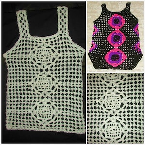 Puede incluir: Dos tops de crochet sin mangas. El primero es blanco con un patrón floral y el segundo es negro con un patrón floral morado y rosa.