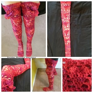 Puede incluir: Un par de calcetines de punto de ganchillo de color rojo y rosa con un patrón de encaje. Los calcetines se muestran en diferentes ángulos y primeros planos. El texto "Spider Mambo Designs" es visible en la imagen.
