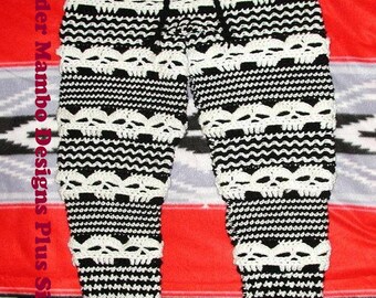 Könnte beinhalten: Schwarz-weiße gehäkelte Hose mit Totenkopf-Muster. Die Hose hat einen Kordelzugbund und ist aus dickem Garn gefertigt.