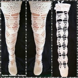 Puede incluir: Calentadores de piernas de crochet blancos de muslo alto con un aspecto desgastado. Los calentadores de piernas tienen grandes agujeros en toda la tela. Los calentadores de piernas se muestran sobre un fondo negro.