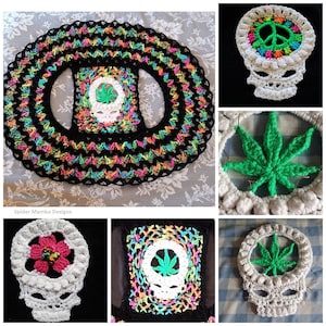 Op de afbeelding: Een verzameling gehaakte schedelontwerpen met een vredesteken, een marihuanablad en een bloem. De schedels zijn wit met kleurrijke accenten en zijn gemaakt met verschillende steken.
