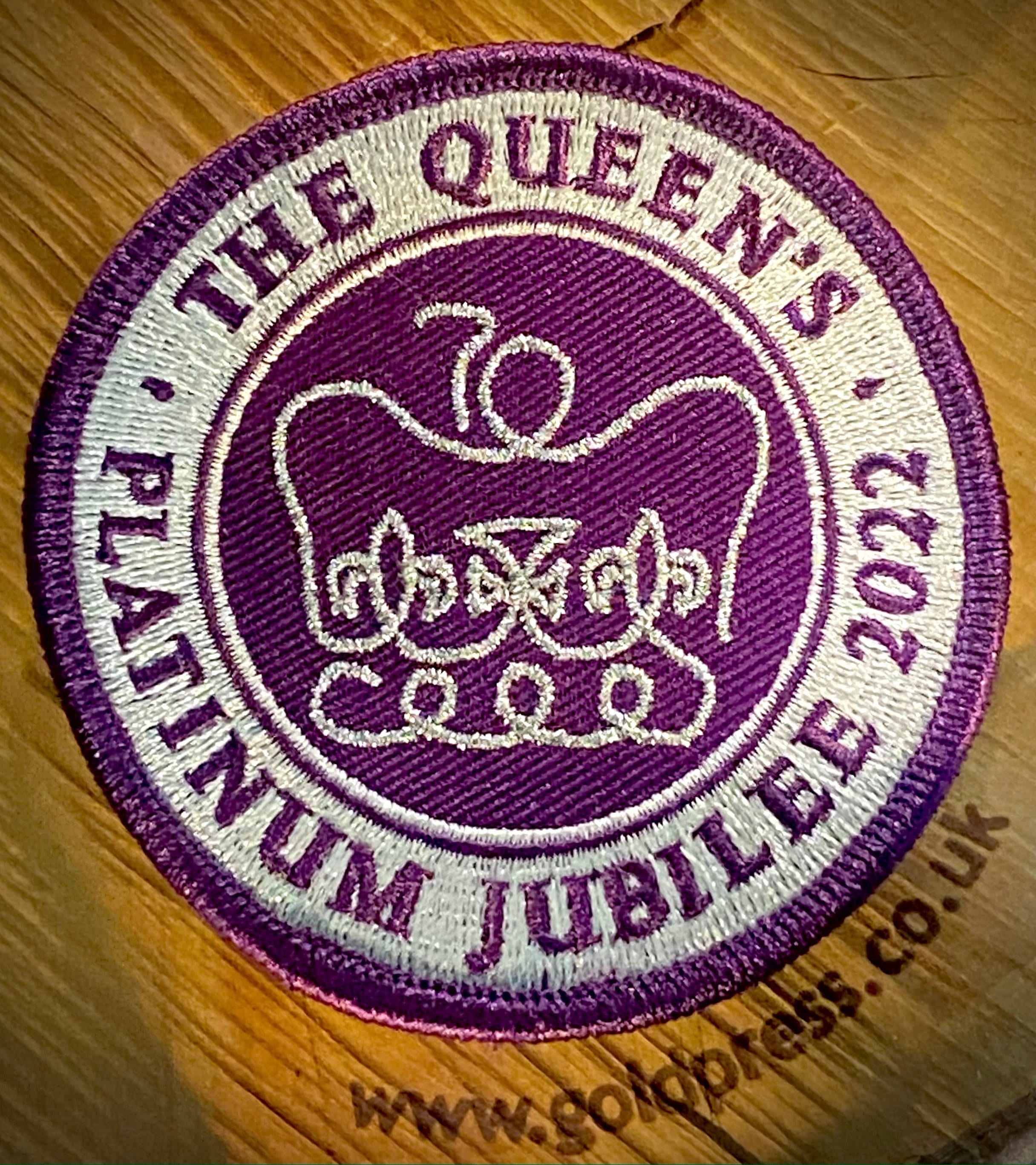 Revellers In Trafalgar Square During The Queen's Platinum Jubilee 2022 - Foto 3