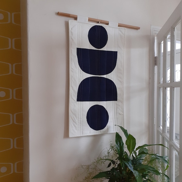 Gesteppter Wandbehang, moderne minimalistische Wandkunst, Wandbehang, Wohnkultur, Textilkunst, Stoffkunst, Kurven und Kreise Wandbehang