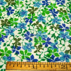 Vintage 1930/'s Cotton Seersucker Fabric STRAWBERRY FLORAL Blues Red Green White 31 Wide x 35 Long Quilting Glamping Rockabilly InvAm