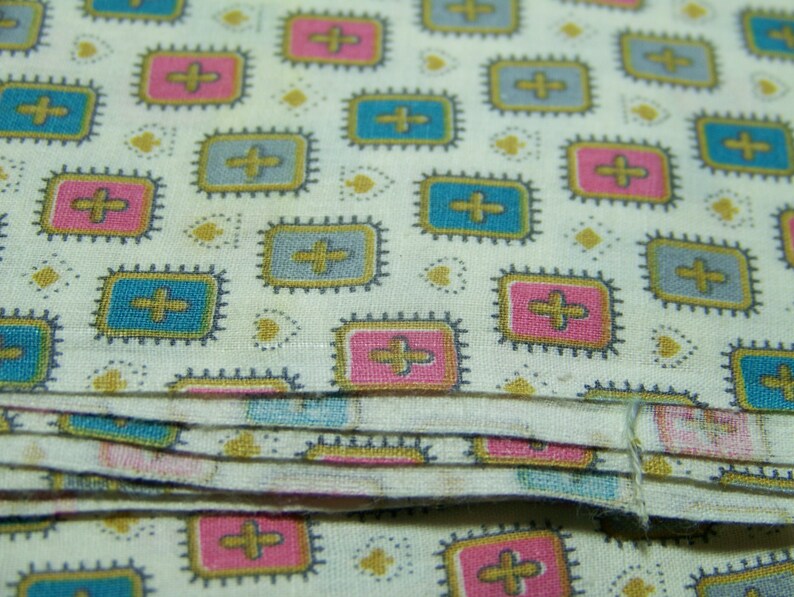 Vintage Early 1940/'s Cotton Fabric MEDALLION CROSSES Quilting Sewing Decorating Aprons Doll Clothes Curtains Totes Inv10